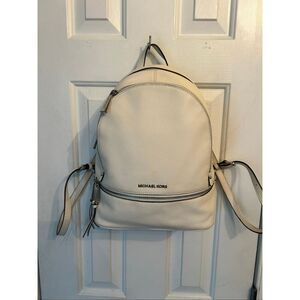 MICHAEL KORS RHEA ZIP BACKPACK PEBBLE LEATHER WHITE/SILVER